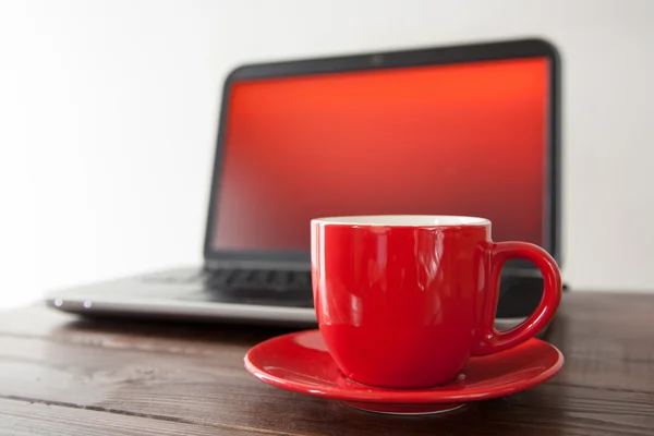 Laptop und Kaffeetasse — Stockfoto