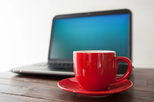 Laptop e uma xícara de café — Fotografia de Stock