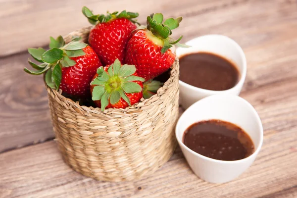 Verse aardbeien met warme chocolademelk — Stockfoto