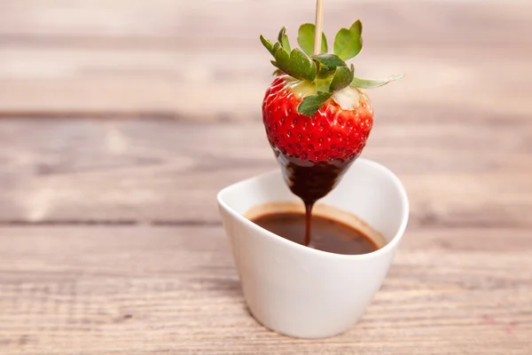Färska jordgubbar med varm choklad — Stockfoto