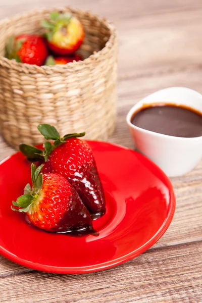 Fresh strawberries with hot chocolate — Stock Photo, Image