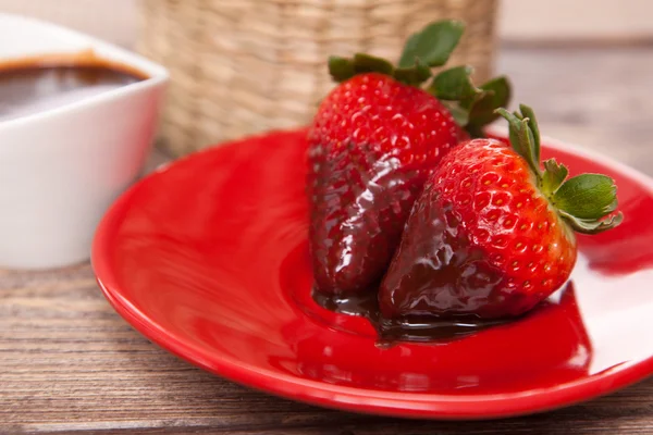 Fresas frescas con chocolate caliente — Foto de Stock