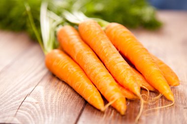 ahşap bir masa üzerinde bir Carrot