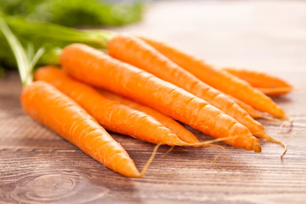 ahşap bir masa üzerinde bir Carrot