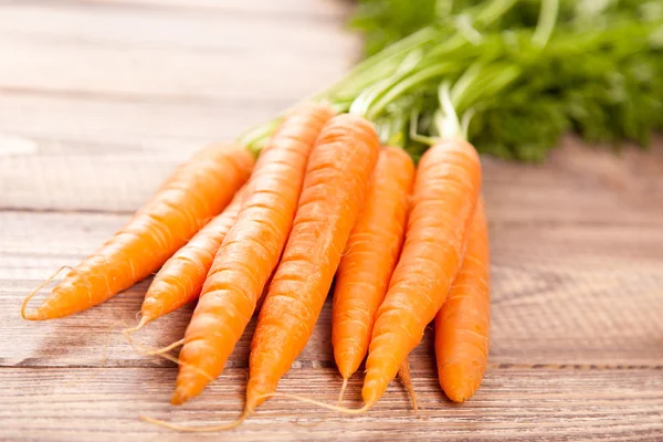 Ahşap bir masa üzerinde bir Carrot — Stok fotoğraf