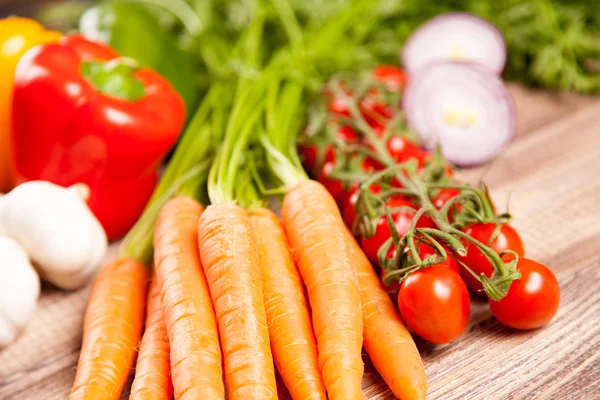 Verduras frescas en una mesa de madera — Foto de Stock