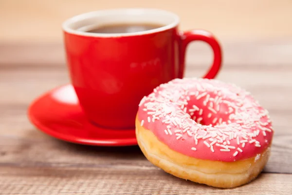 Gustosa ciambella con una tazza di caffè — Foto Stock