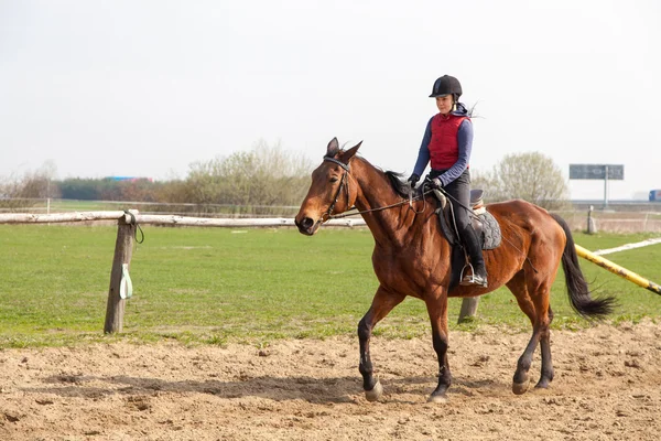 Tânără femeie călare un cal — Fotografie, imagine de stoc