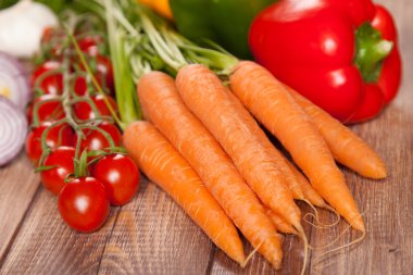 Tahta bir masada taze sebzeler.