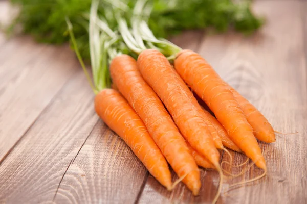 Carota su un tavolo di legno — Foto Stock