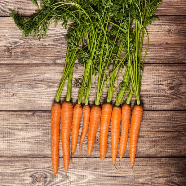 Morot på ett träbord — Stockfoto