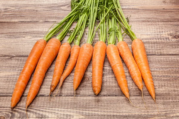 Морковь на деревянном столе — стоковое фото