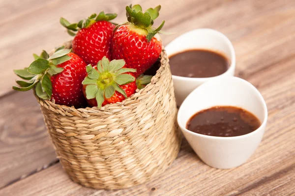 Fresas frescas con chocolate caliente — Foto de Stock