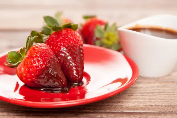 Färska jordgubbar med varm choklad — Stockfoto