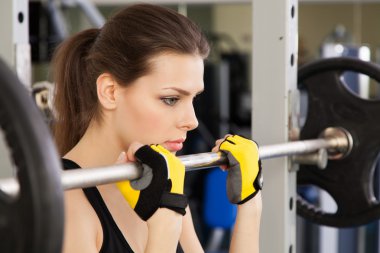 bir spor salonunda ince genç kadın