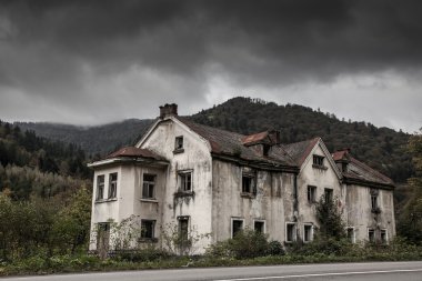 ürpertici bir eski ev