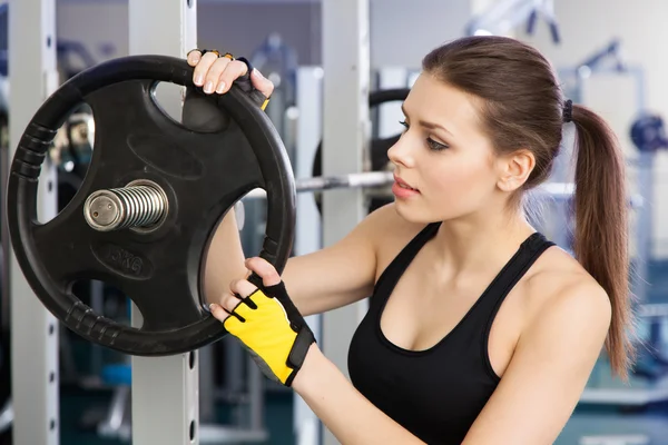 Smal ung kvinna i ett gym — Stockfoto