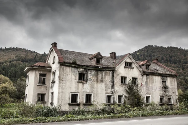 Griezelig oud huis — Stockfoto