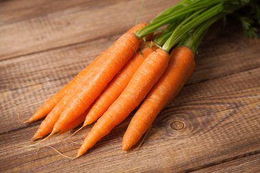 ahşap bir masa üzerinde bir Carrot
