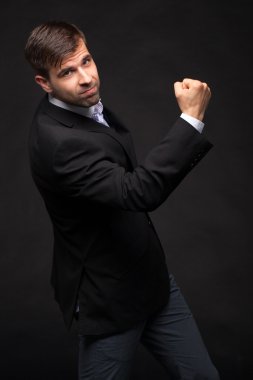 siyah elbiseli bir genç işadamı