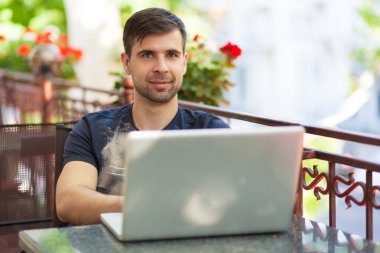 genç işadamı ile bir laptop