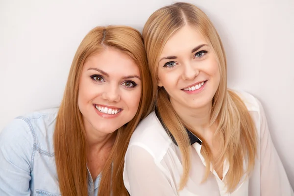 Two female friends having fun — Stock Photo, Image