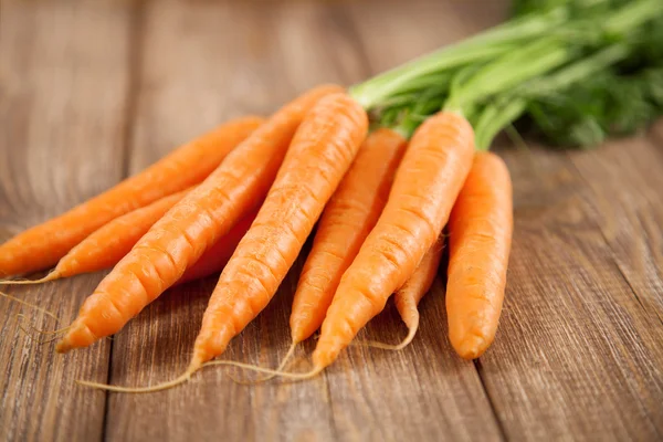 Ahşap bir masa üzerinde bir Carrot — Stok fotoğraf