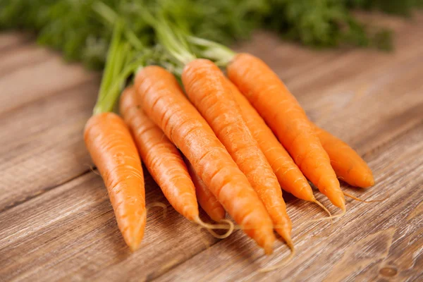 Carota su un tavolo di legno — Foto Stock