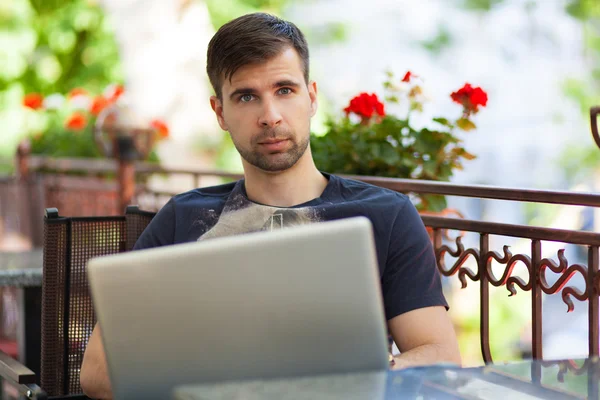 Jovem empresário com um laptop — Fotografia de Stock