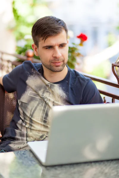 Jovem empresário com um laptop — Fotografia de Stock