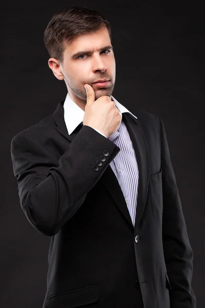 Jeune homme d'affaires en costume noir Photo De Stock