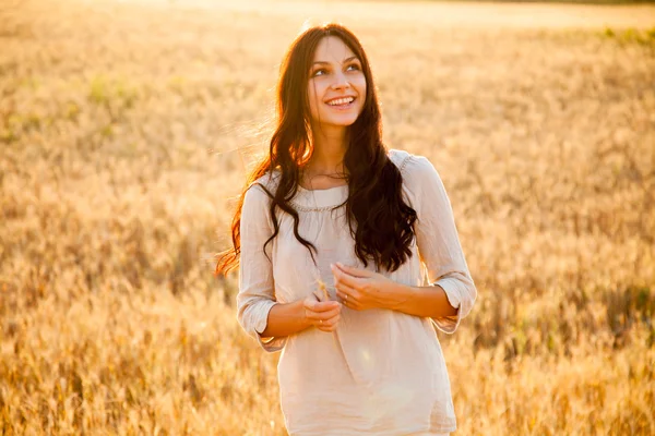 Beautiful lady in wheat field — Stock Photo, Image