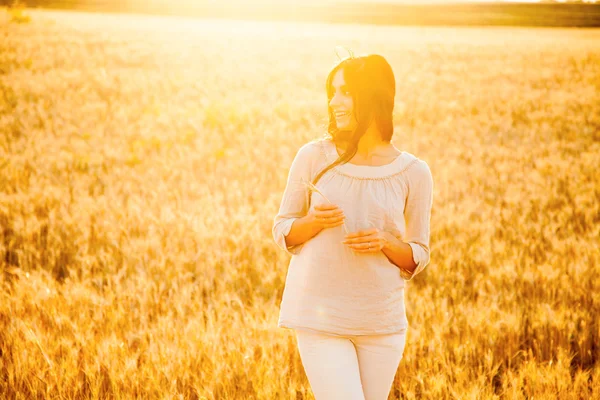 Hermosa dama en campo de trigo — Foto de Stock