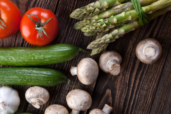 Friske grønnsaker på et trebord – stockfoto