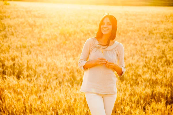 Hermosa dama en campo de trigo — Foto de Stock