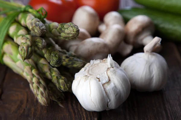 Färska grönsaker på ett träbord — Stockfoto