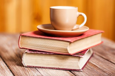 kitap ve bir fincan kahve