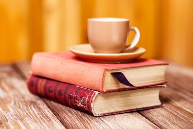 kitap ve bir fincan kahve