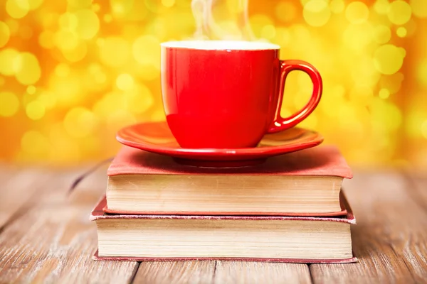Kitap ve bir fincan kahve — Stok fotoğraf