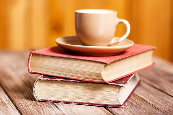 Livres et une tasse de café — Photo