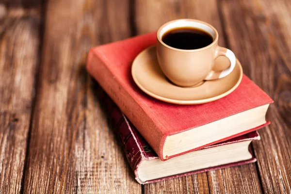 Bücher und eine Kaffeetasse — Stockfoto
