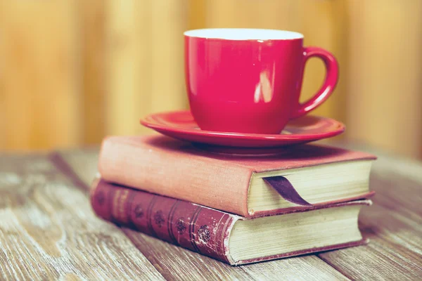 Knihy a šálek kávy — Stock fotografie