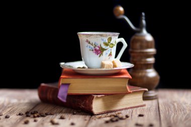 ahşap bir masa üzerinde Vintage kahve fincanı