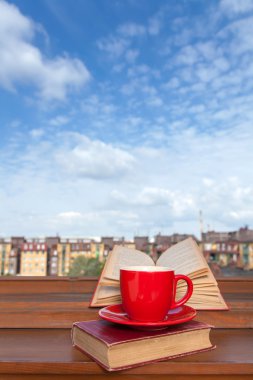 kitap ve bir fincan kahve