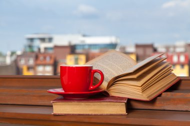 kitap ve bir fincan kahve