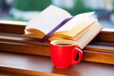 kitap ve bir fincan kahve