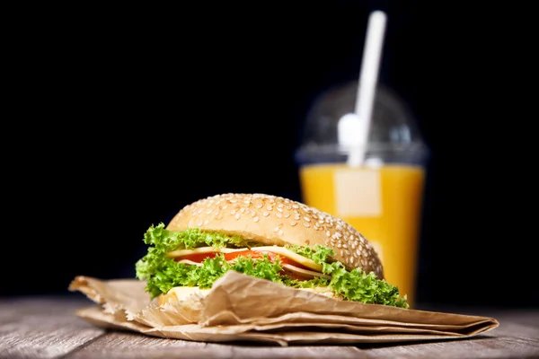 Hamburguesa y zumo de naranja — Foto de Stock