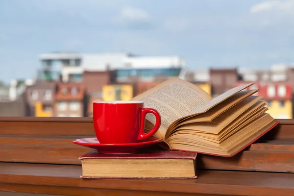 Libri e una tazza di caffè — Foto Stock