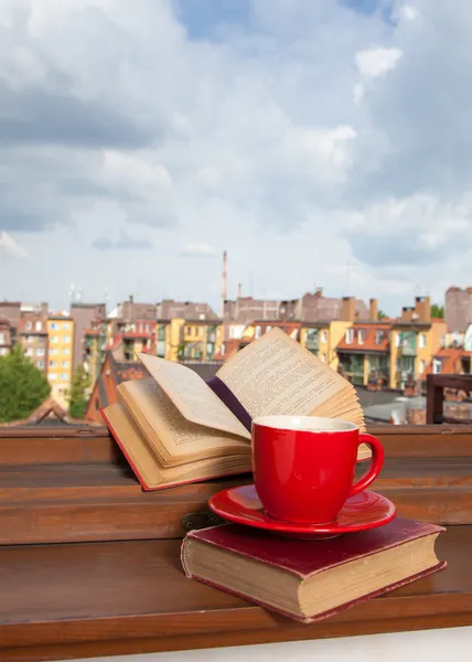 Livres et une tasse de café — Photo