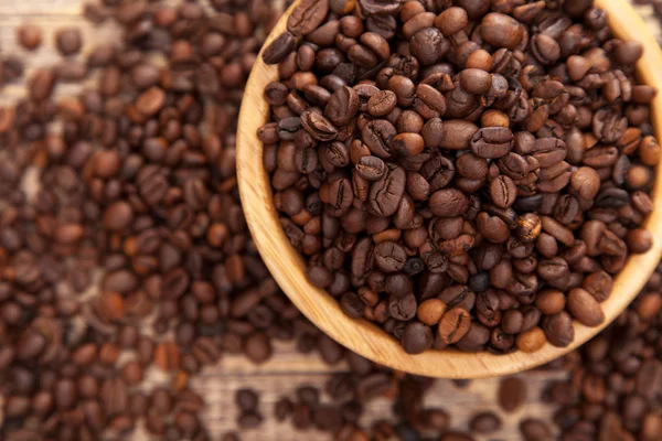 Granos de café tostados en un tazón —  Fotos de Stock